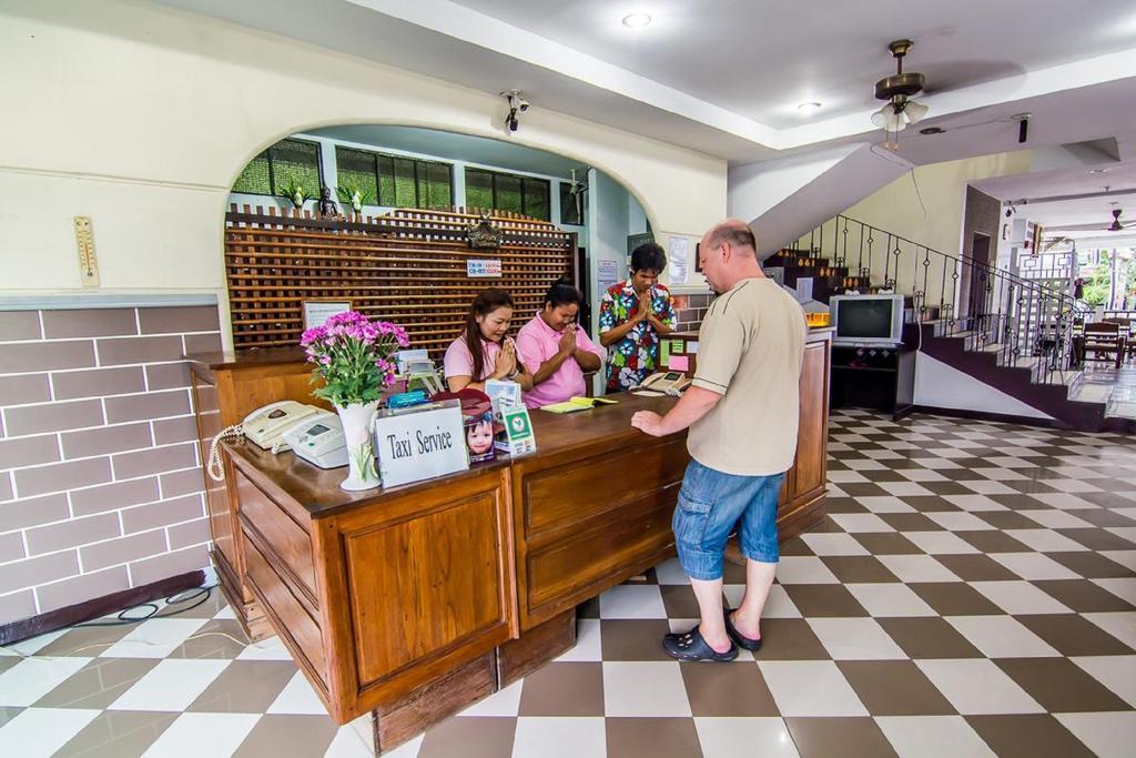 Sutus Court 2 Hotel Pattaya Bagian luar foto