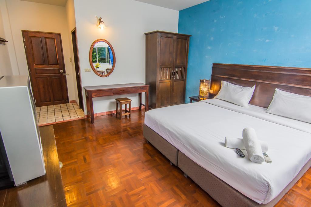Sutus Court 2 Hotel Pattaya Bagian luar foto