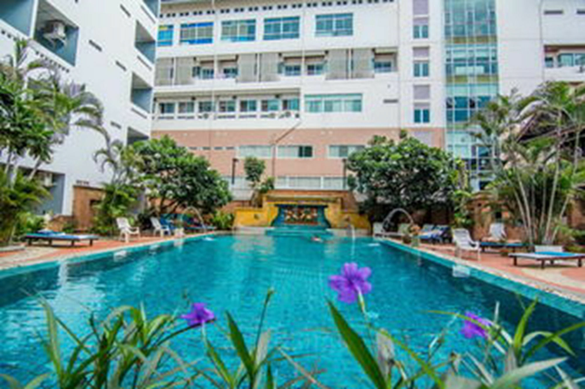 Sutus Court 2 Hotel Pattaya Bagian luar foto