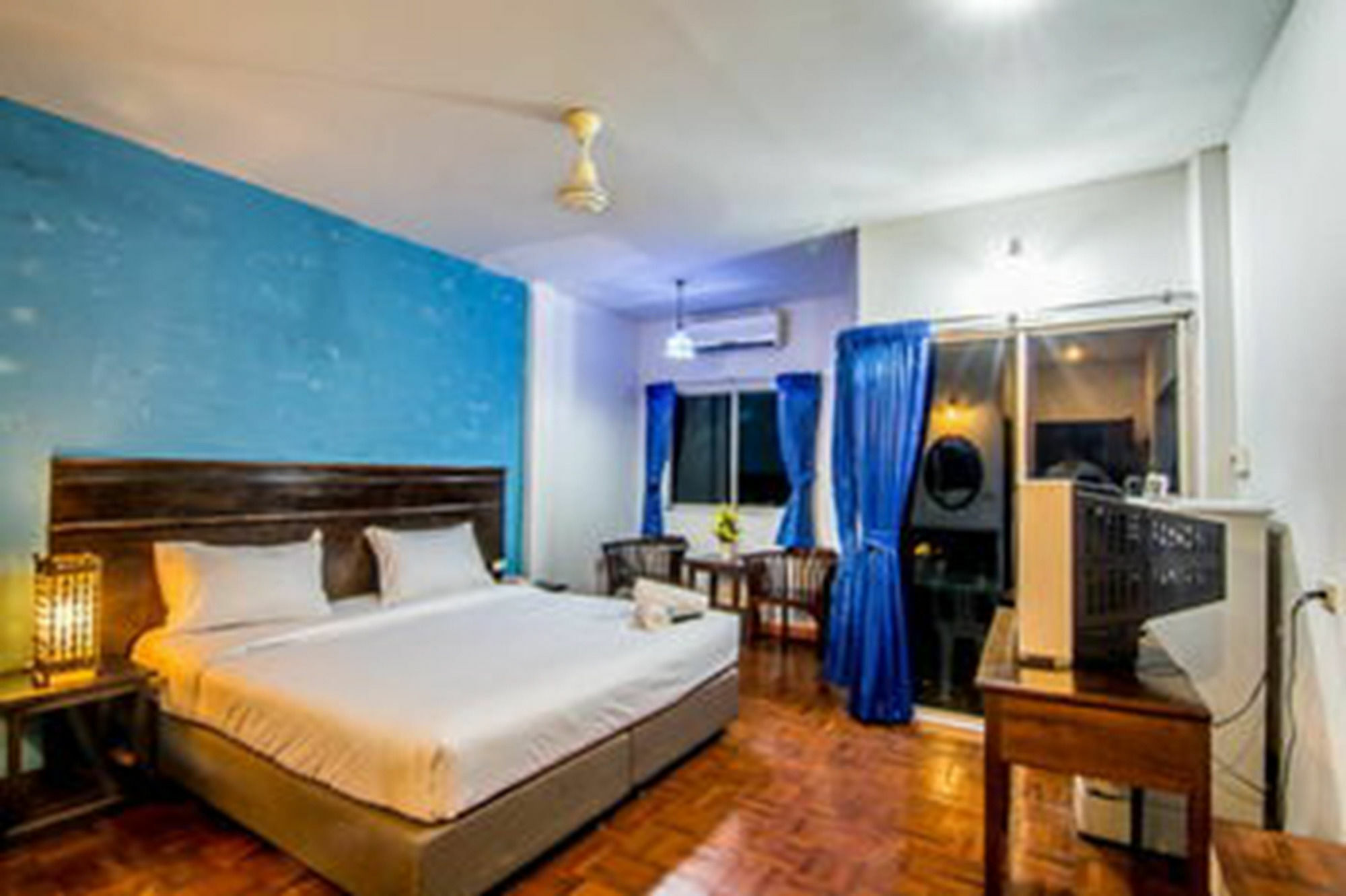 Sutus Court 2 Hotel Pattaya Bagian luar foto