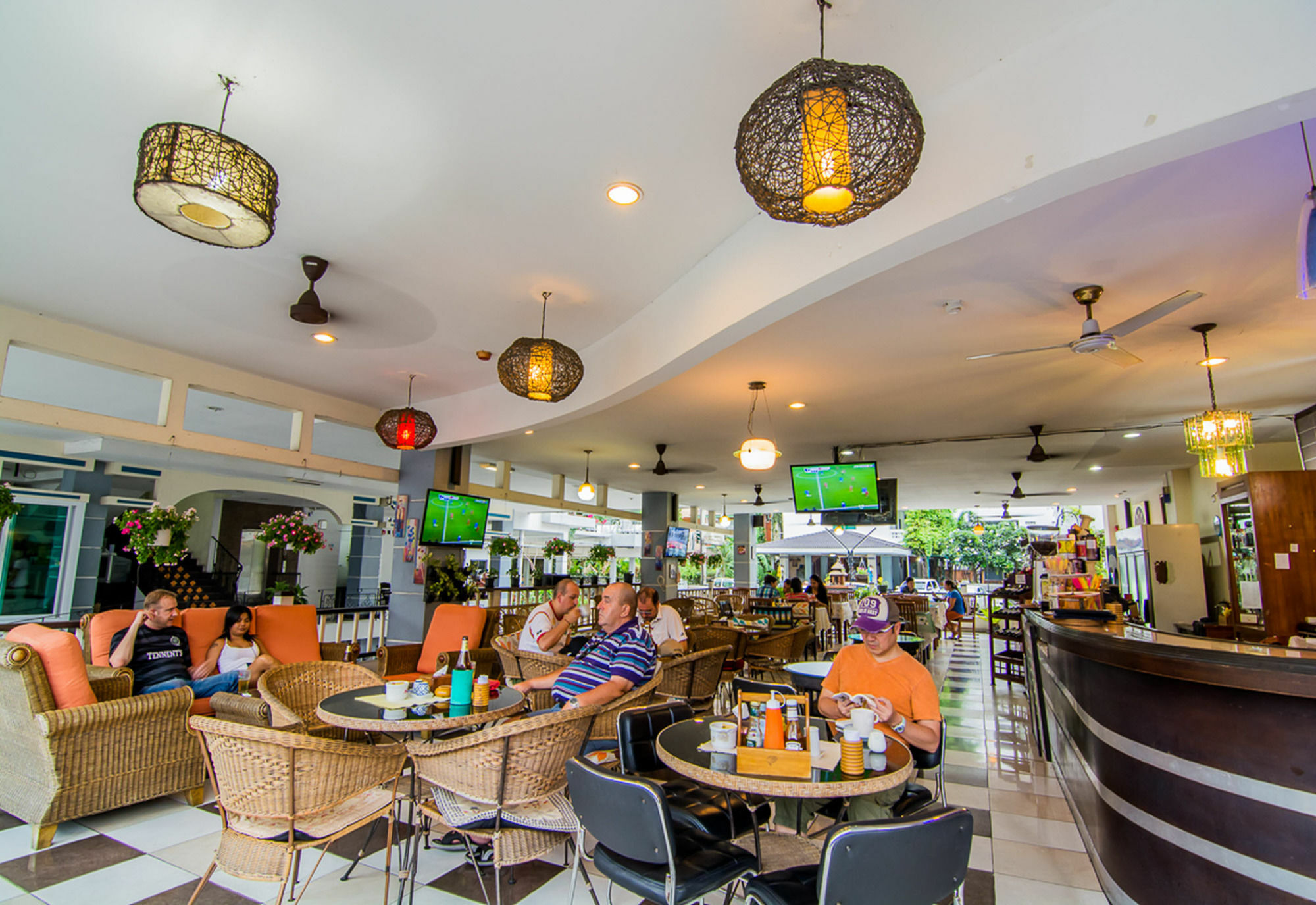 Sutus Court 2 Hotel Pattaya Bagian luar foto