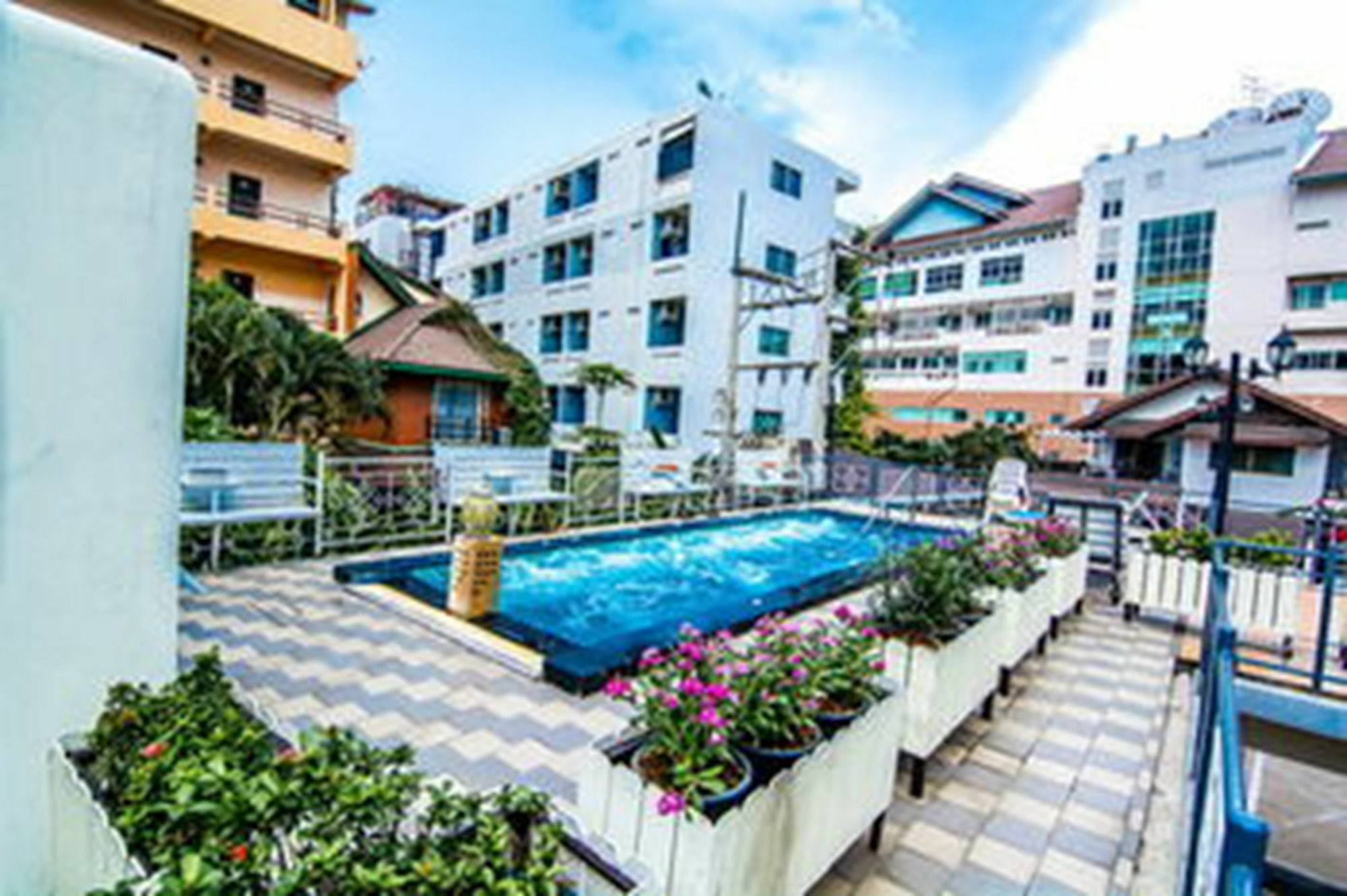 Sutus Court 2 Hotel Pattaya Bagian luar foto