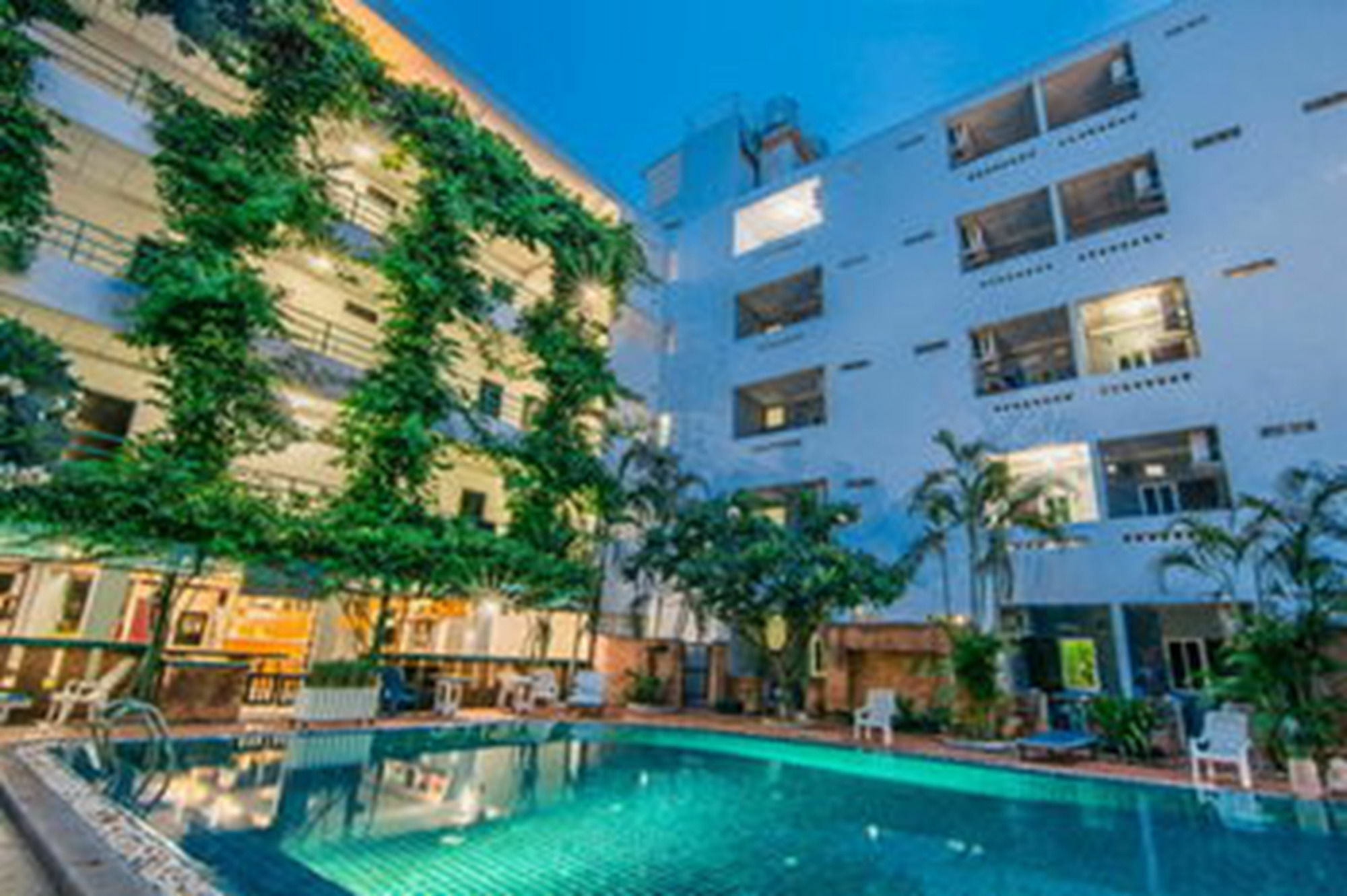 Sutus Court 2 Hotel Pattaya Bagian luar foto