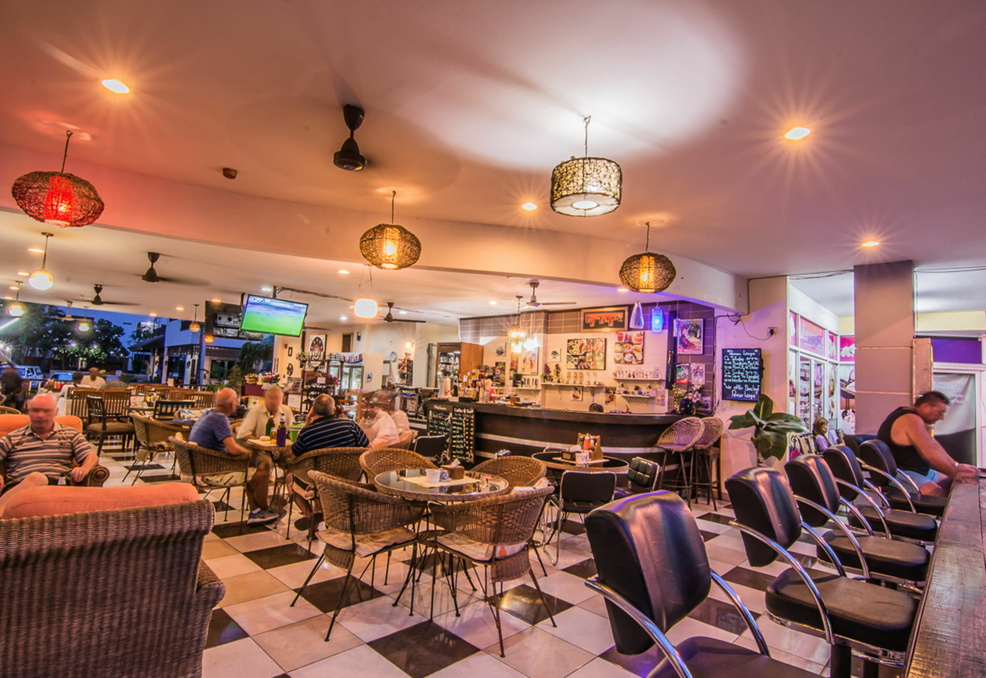 Sutus Court 2 Hotel Pattaya Bagian luar foto