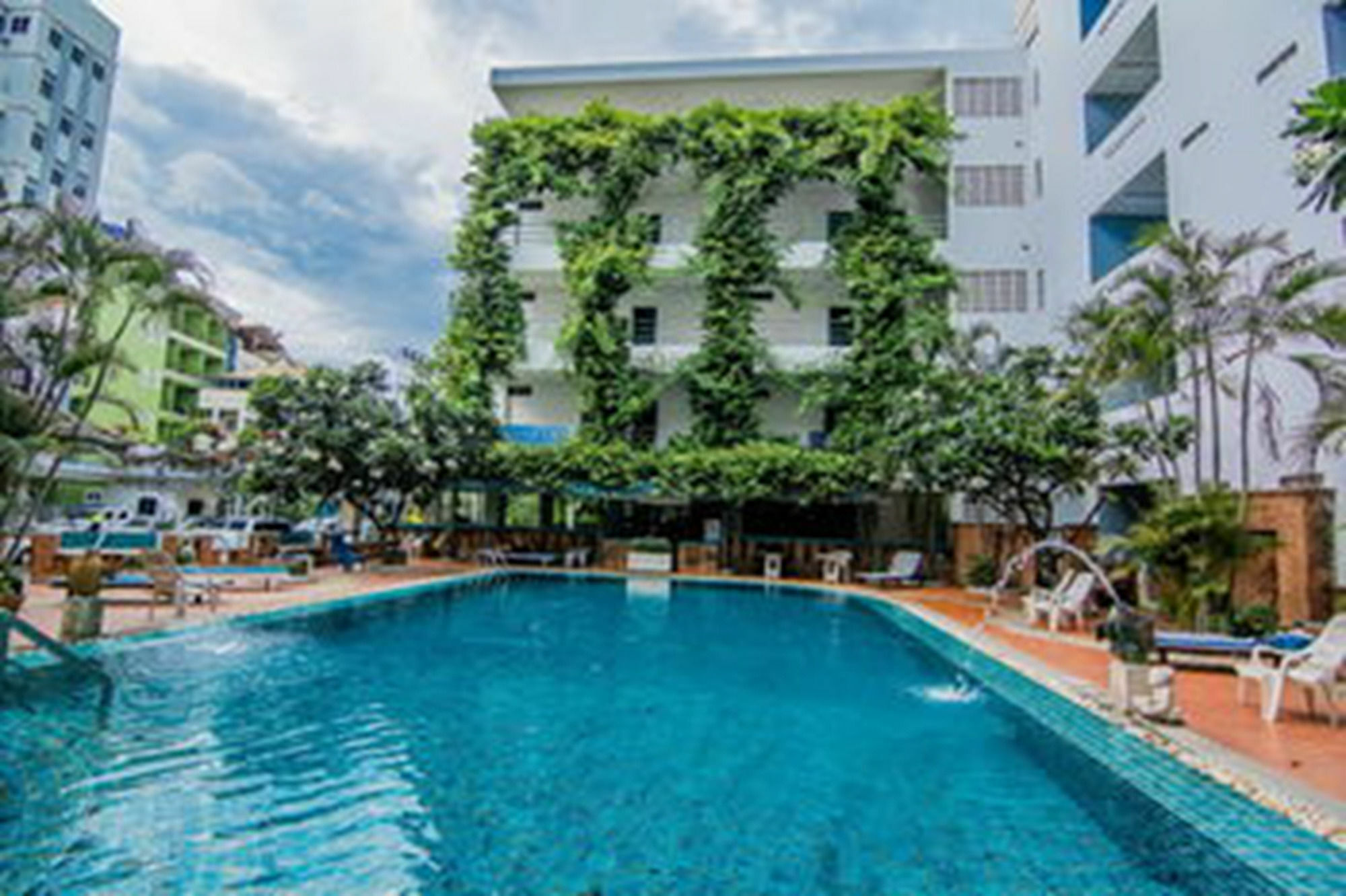 Sutus Court 2 Hotel Pattaya Bagian luar foto