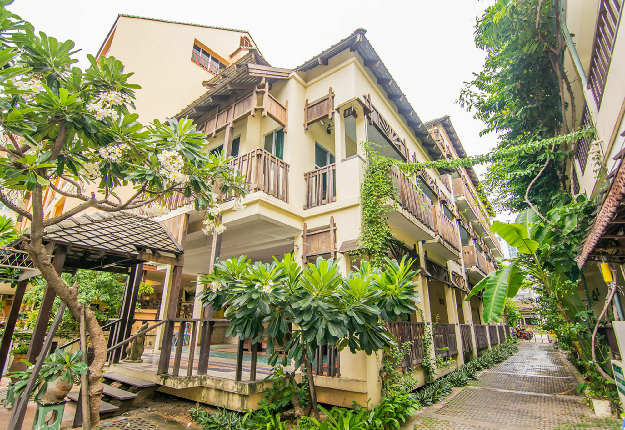 Sutus Court 2 Hotel Pattaya Bagian luar foto