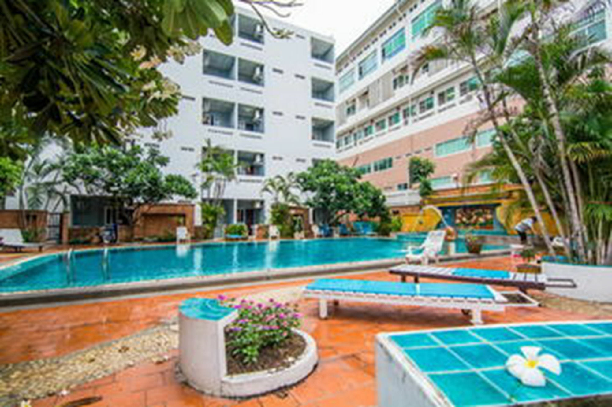 Sutus Court 2 Hotel Pattaya Bagian luar foto