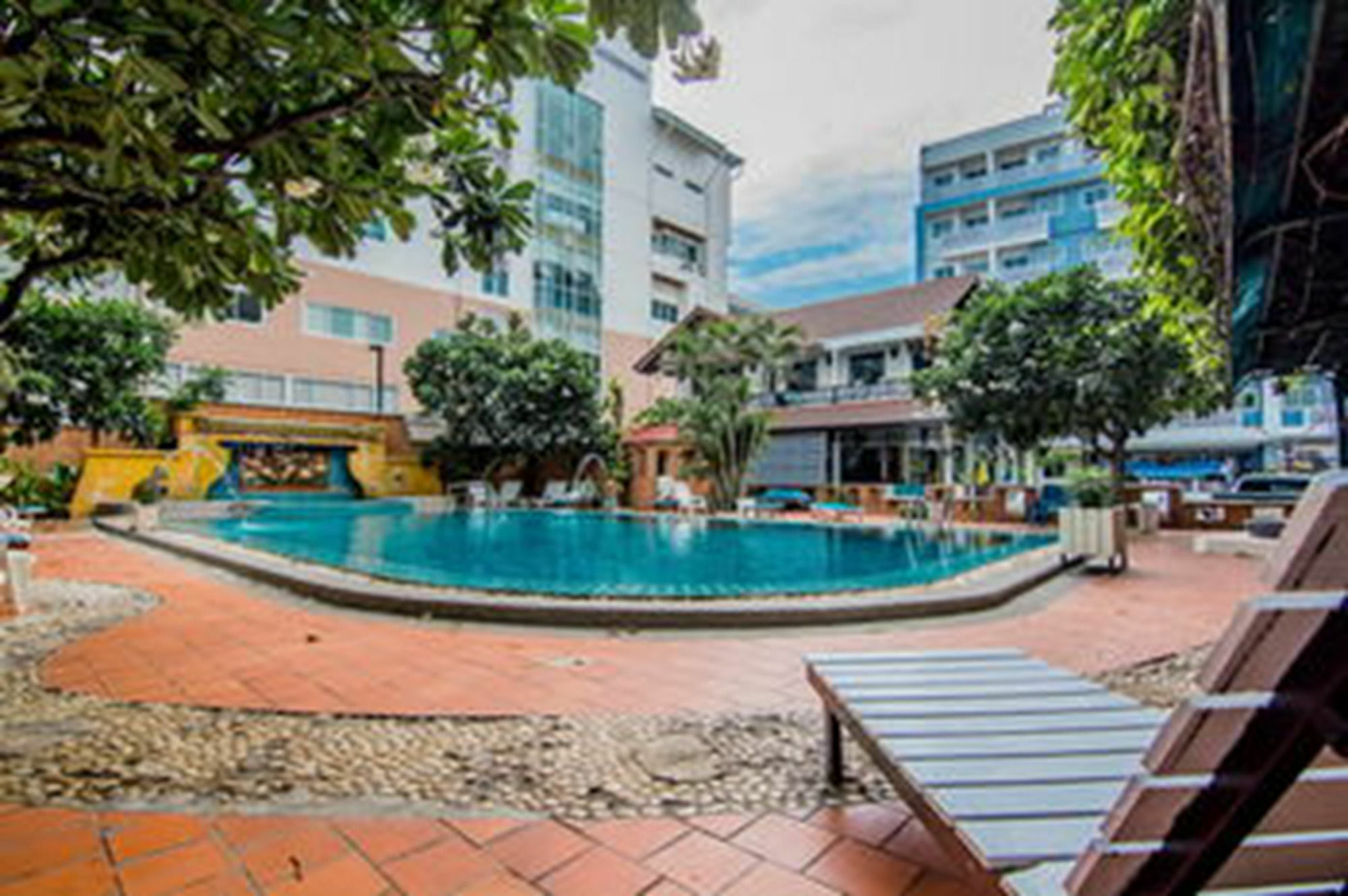 Sutus Court 2 Hotel Pattaya Bagian luar foto