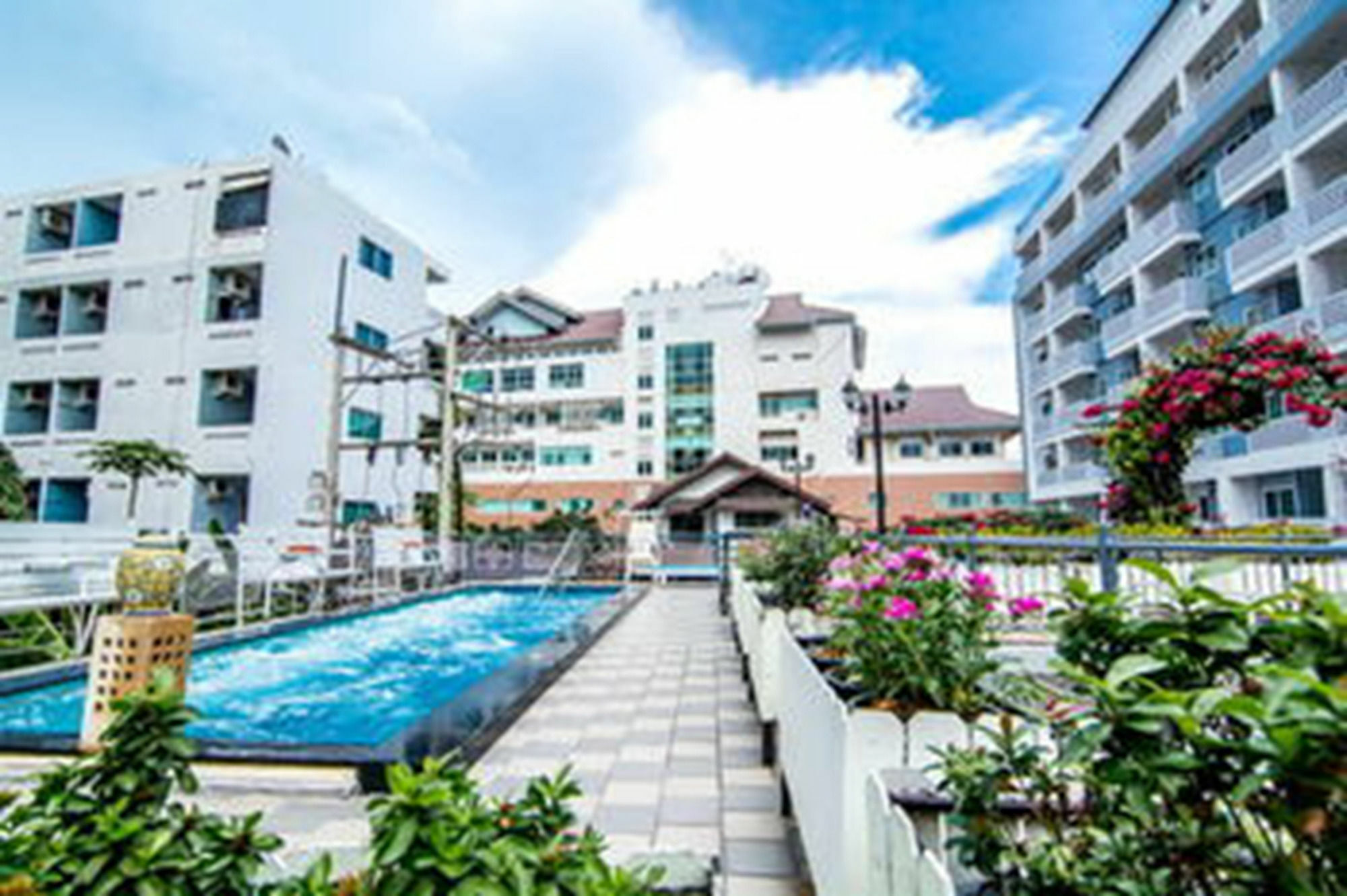 Sutus Court 2 Hotel Pattaya Bagian luar foto